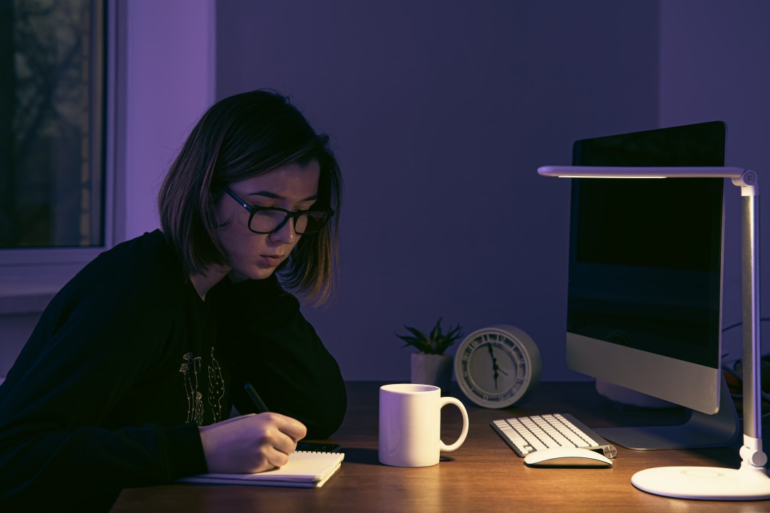 دانش آموز دختر درحال کسب کار اینترنتی 