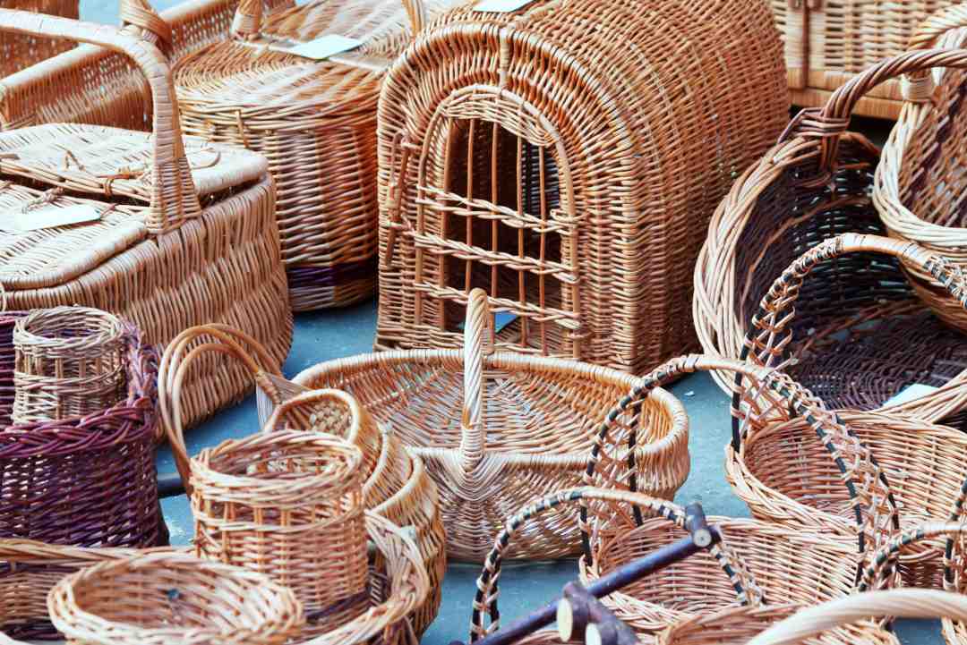 صنایع دستی ساخته شده با حصیر در بازار فروش