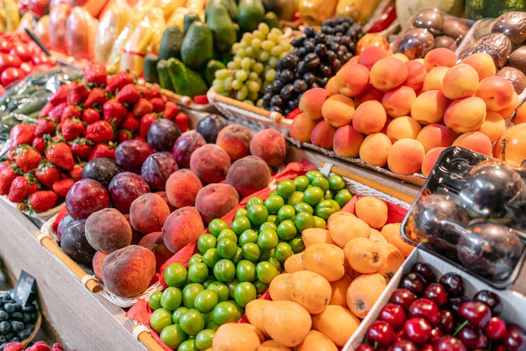 انواع میوه در میوه فروشی 