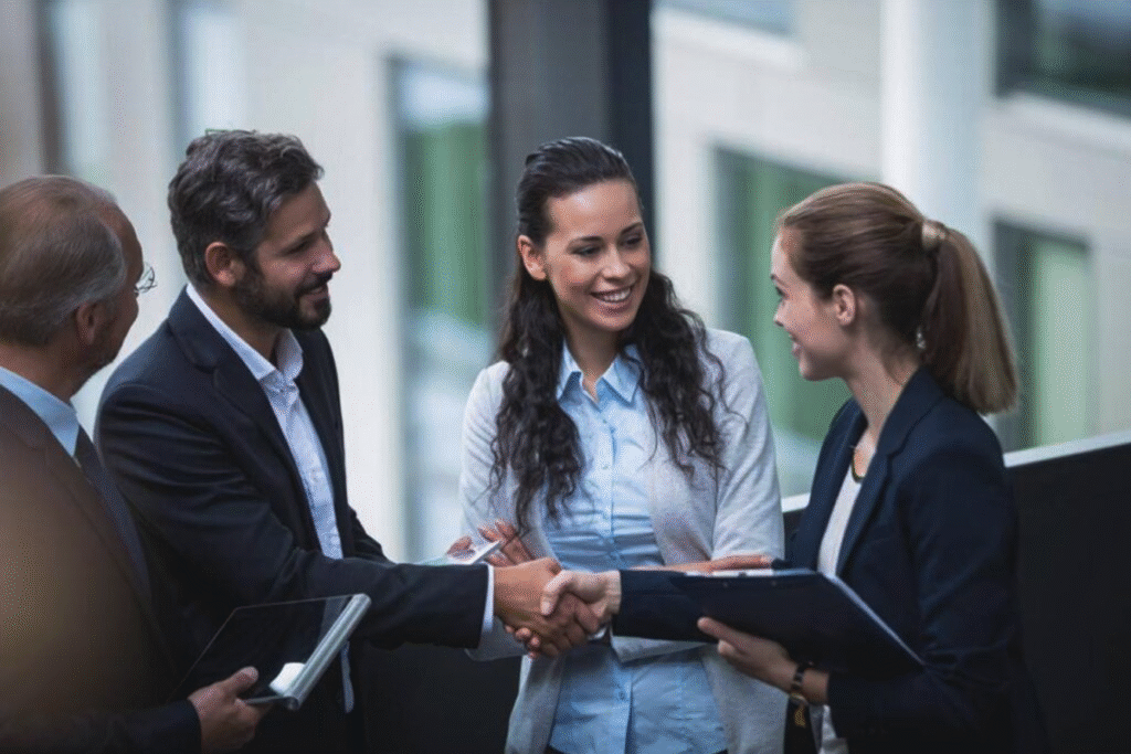 خانم و اقای که کسب و کار خود را راه اندازی کرده اند