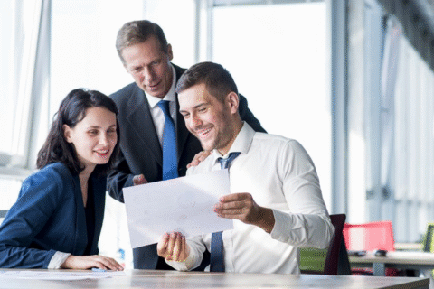 خانم و اقای در حال برنامه ریزی برای راه اندازی کسب و کار با 20تا 30 میلیون تومان