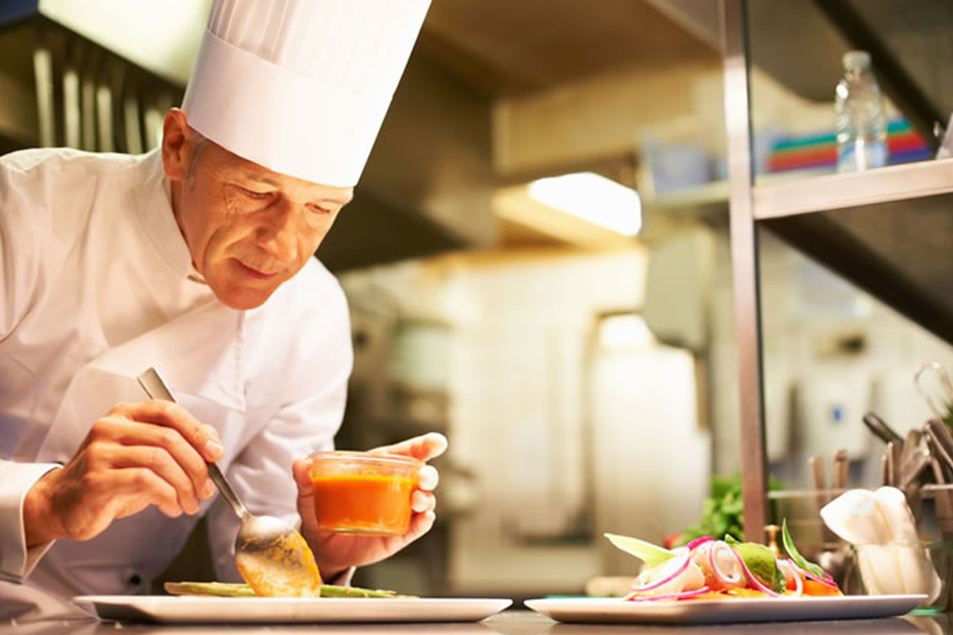 مردی در حال آشپزی