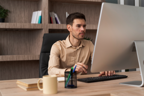 مردی پشت میز در حال کار کردن