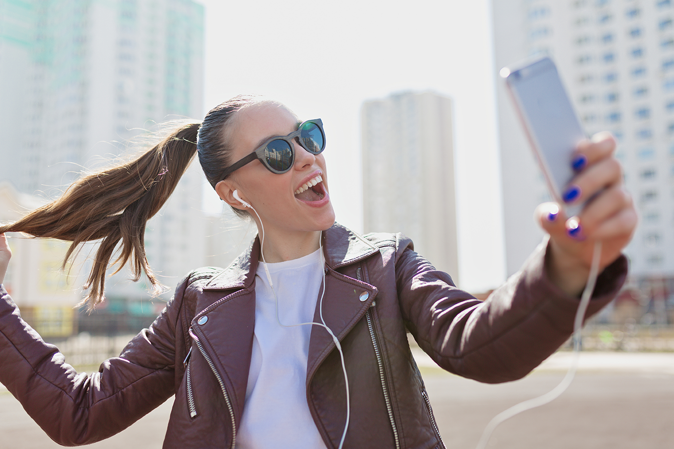 خانمی درحال فعالیت در شبکه های مجازی