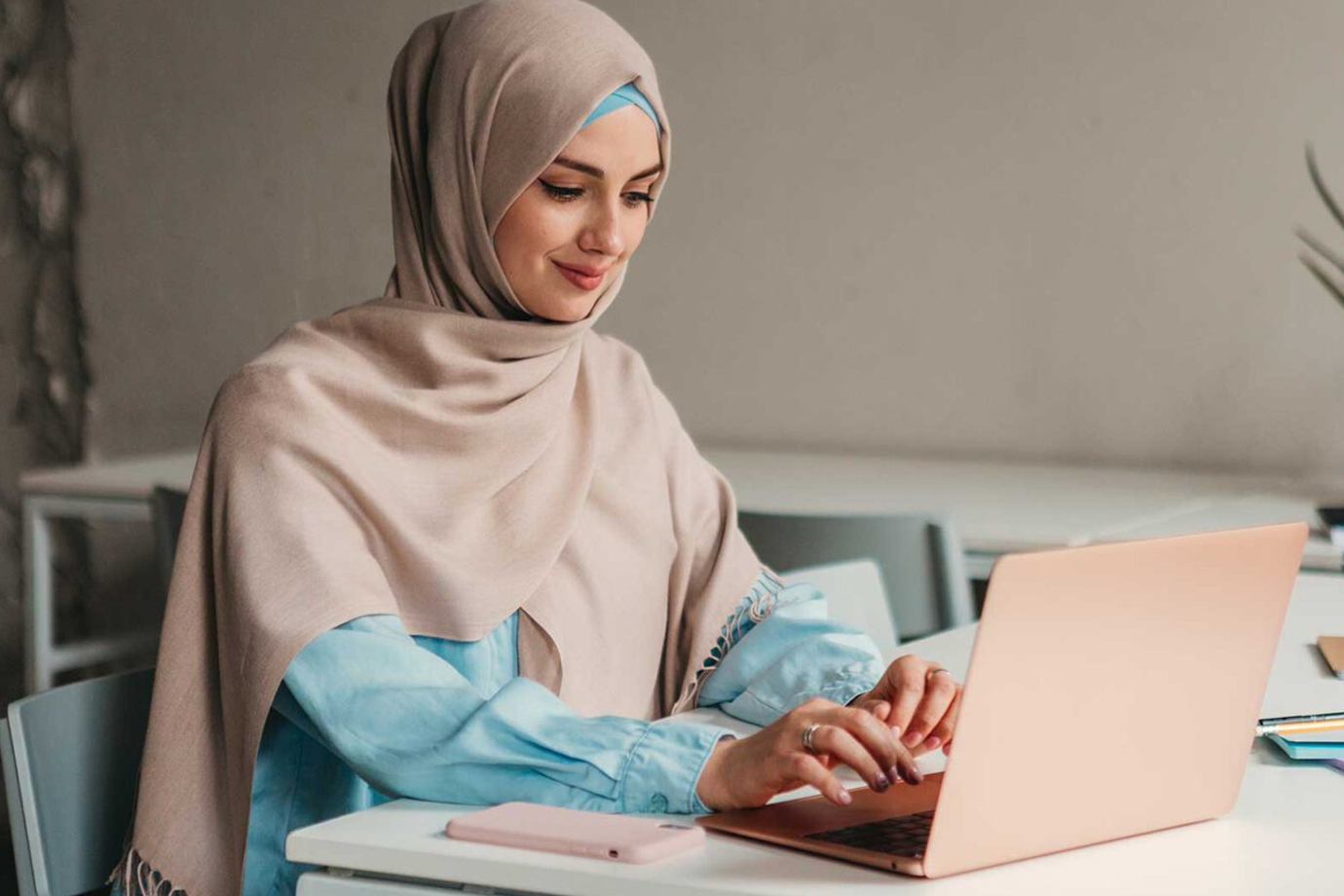 خانمی که کسب و کار خانگی دارد