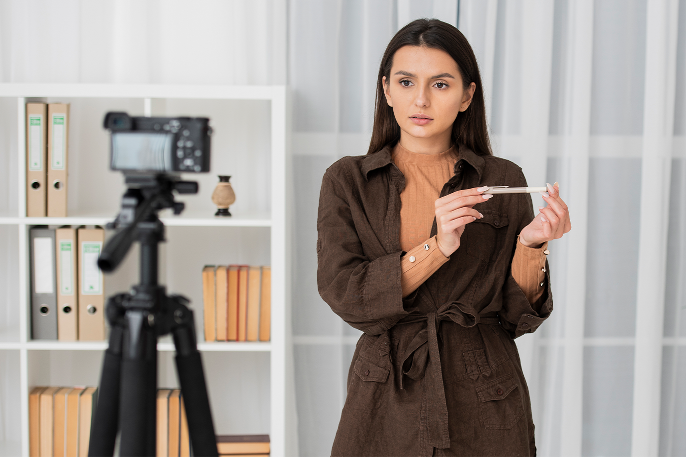 دوربین جلوی زنی که در حال معرفی محصولات است