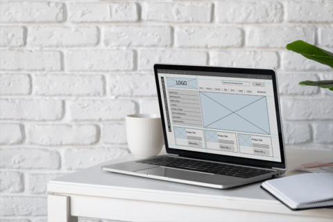 لبتاب که صحفه آن طراحی سایت را نشان می دهد
