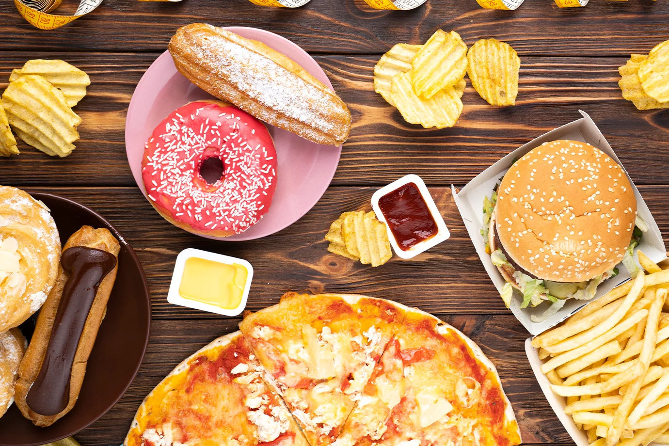 میزی حاوی غذا های فست فودی 