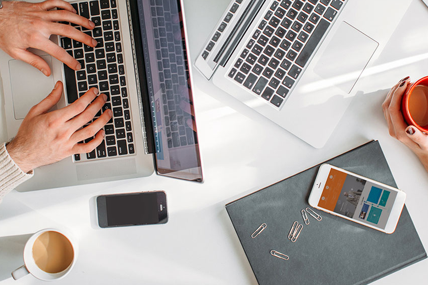 مردی در حال کار کردن با لپتاپ عالی