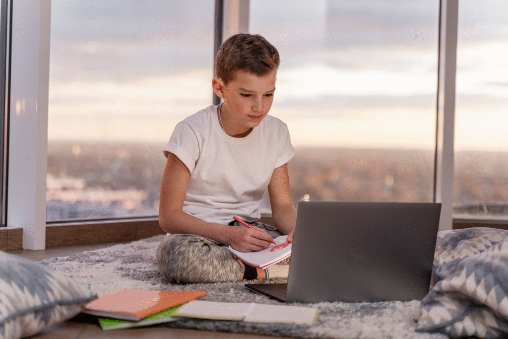 نوجوانی در حال کسب و کار خانگی