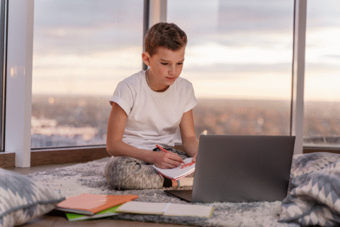 نوجوانی در حال کسب و کار خانگی