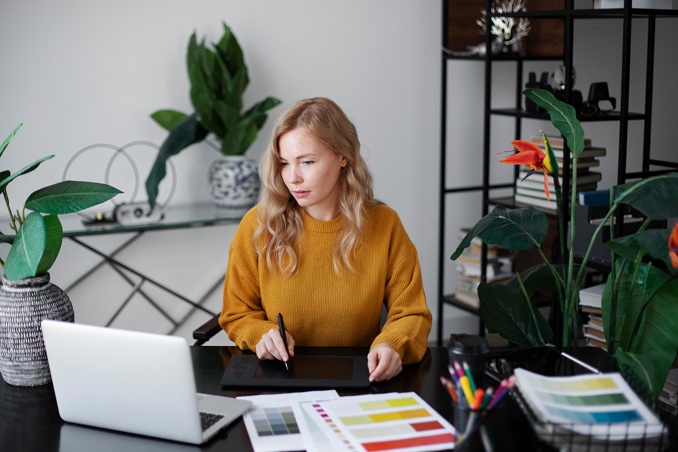 خانمی در حال طراحی گرافیک