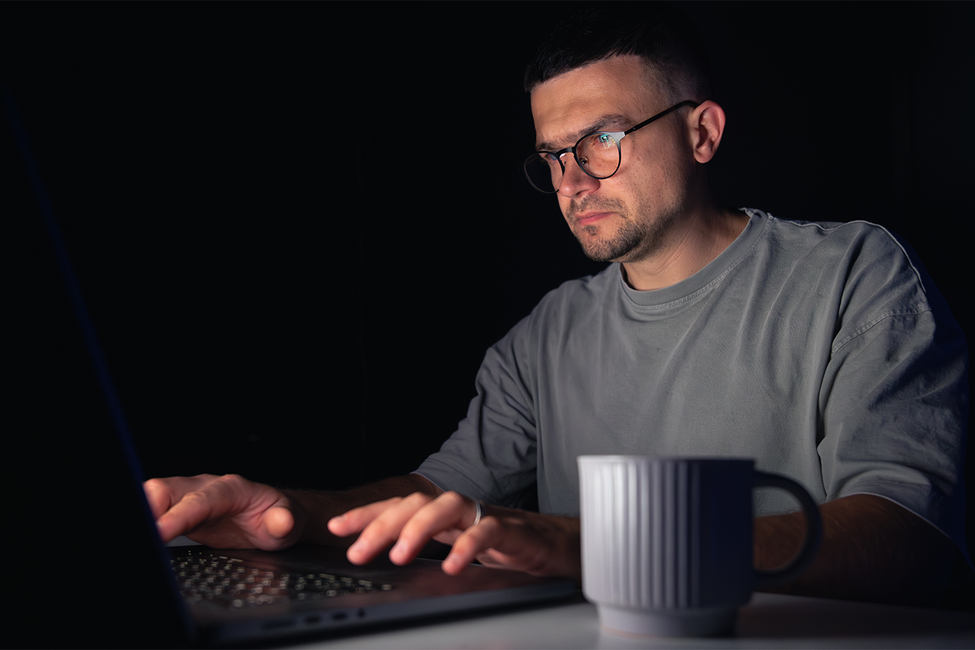 مردی در حال کار کردن لبتاب سیاه رنگ