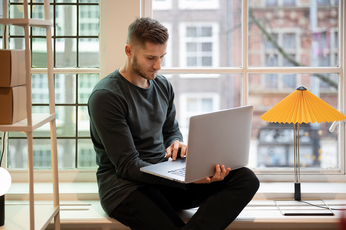 مردی در حال کار کردن لبتاب 