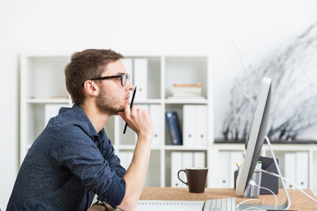 مردی در حال کار کردن با لپتاپ عالی