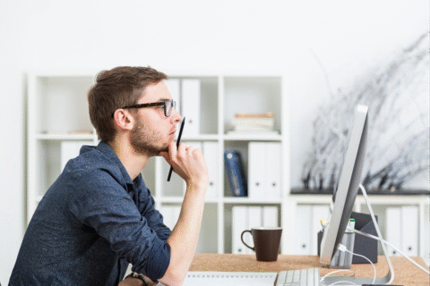 مردی در حال کار کردن با لپتاپ عالی