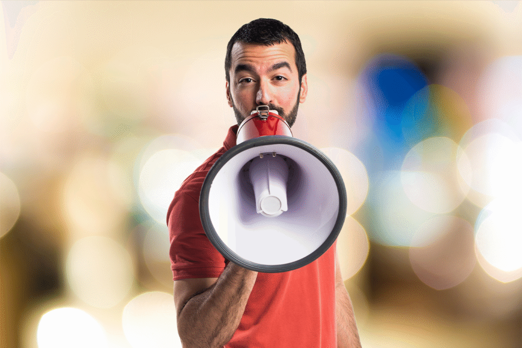 مردی بلند گو به دست در حال تبلیغات
