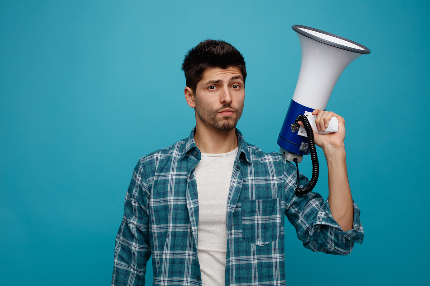 مردی با بلندگو نشان دهنده تبلیغات