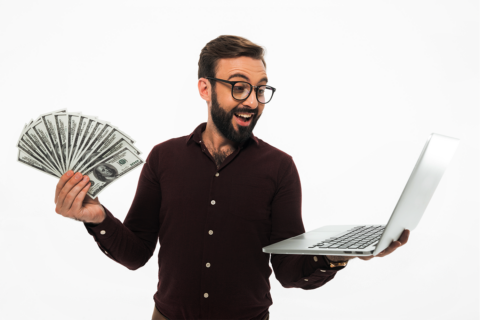مرد جوانی که کسب درآمد می کند از اینترنت