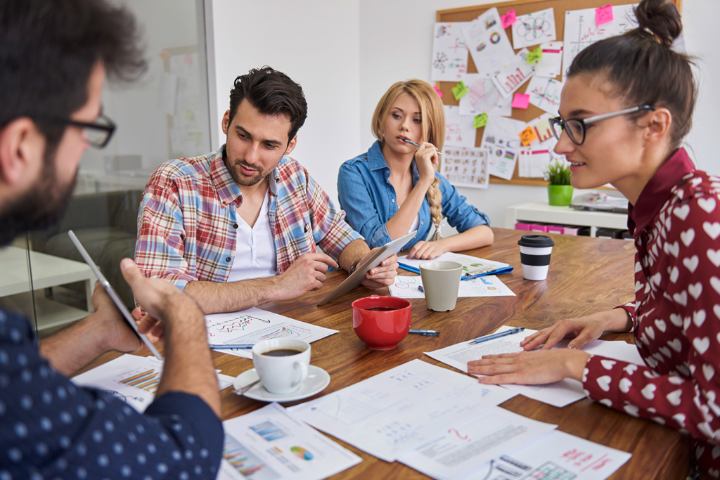 گروهی در حال برنامه ریزی برای راه اندازی کسب و کار